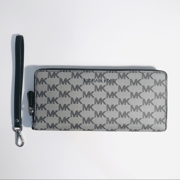 *SOLD* Authentic Michael Kors Travel Wallet - Picture 1 of 9